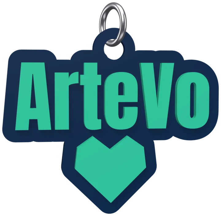 Llavero con el logo de ArteVo: el nombre en menta sobre una placa azul marino, con un corazón debajo.