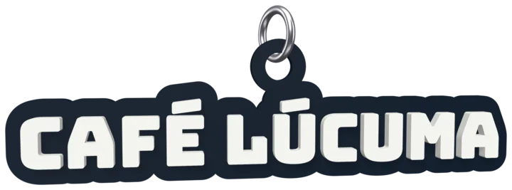 Llavero con el logotipo Café Lúcuma en letras blancas sobre una placa azul oscuro.