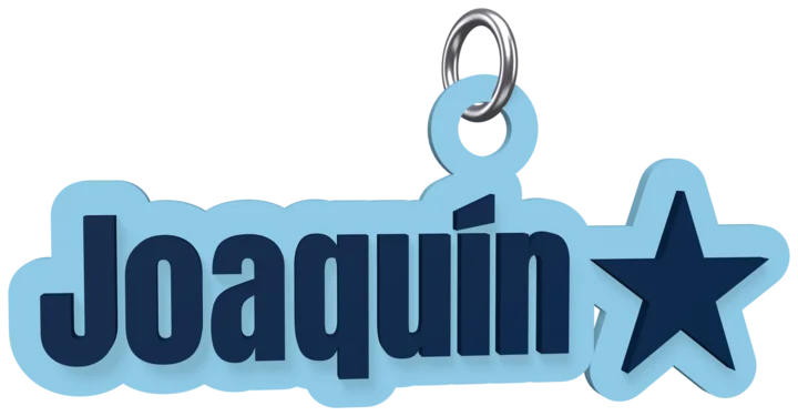 Llavero con el nombre Joaquín en letras azul marino sobre una placa celeste, con una estrella.