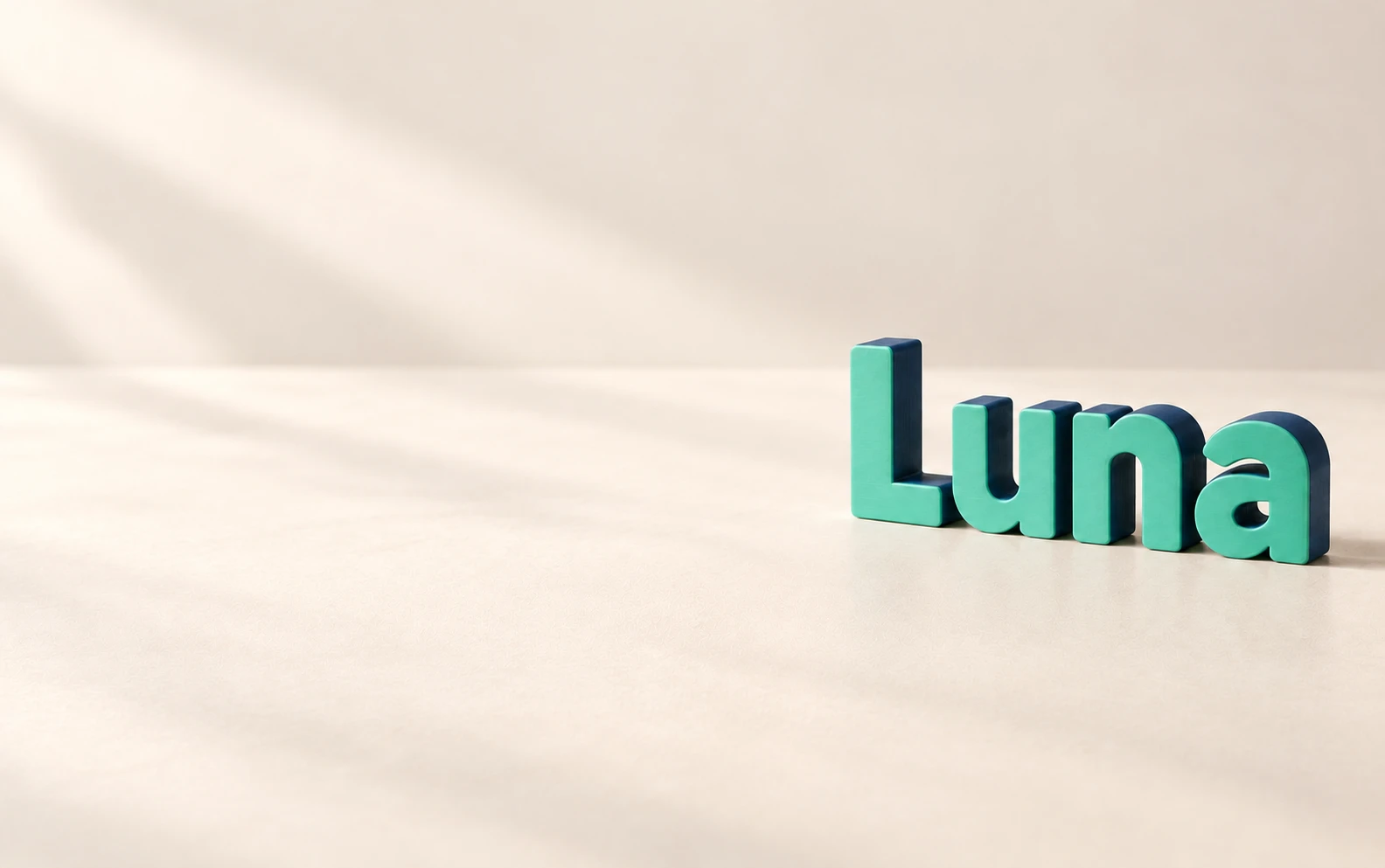 Un nombre en letras decorativas impresas en 3D en azul marino y menta, con volumen y apoyo propio.