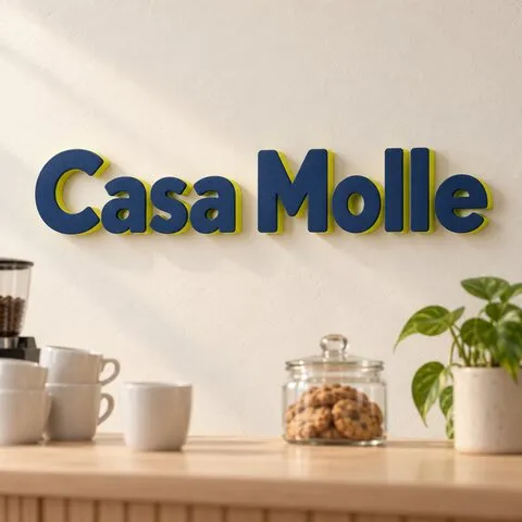 El letrero Casa Molle de cerca, fijado a la pared del café.