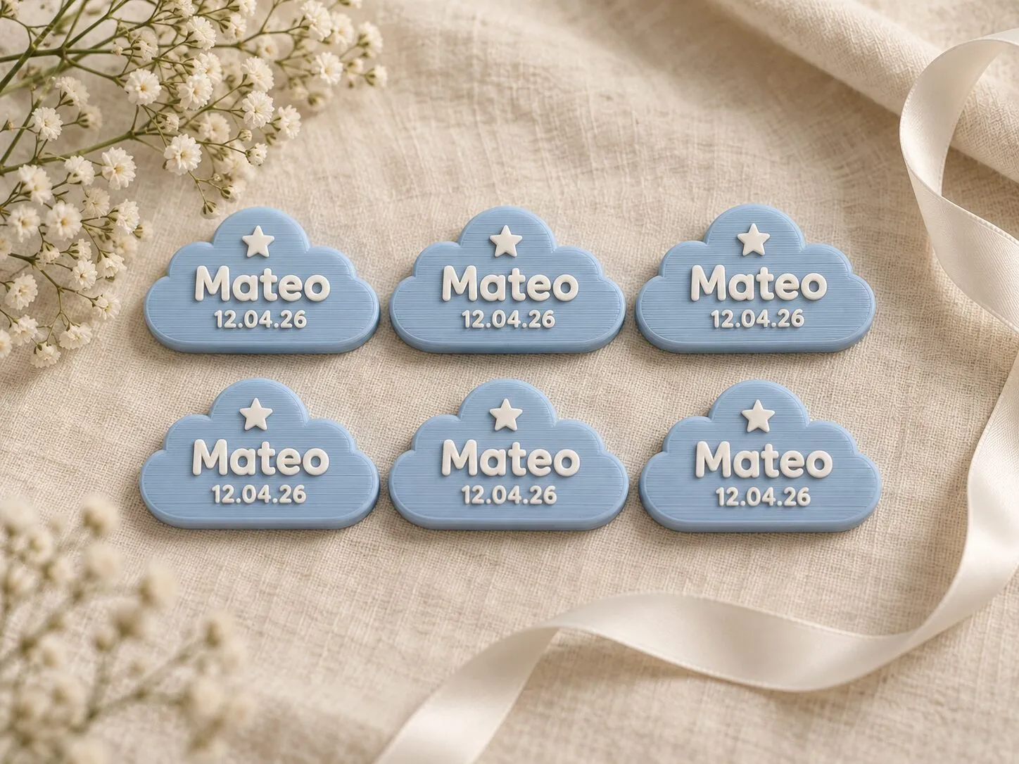Seis recuerdos de bautizo celestes con forma de nube, con el nombre Mateo y la fecha 12.04.26.